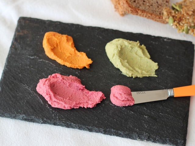 Je nach Zusammensetzung kann Hummus verschiedene Farben annehmen - oben links der orangerot leuchtende Karotten-Hummus.