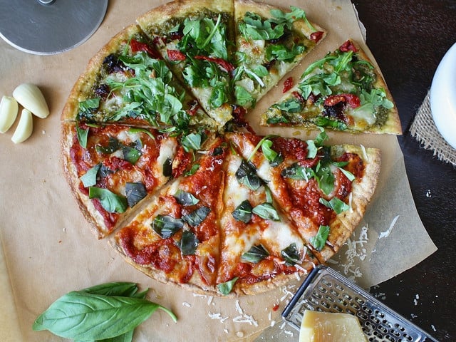 Pfannenpizza kannst du auch mit veganen Käsealternativen zubereiten.