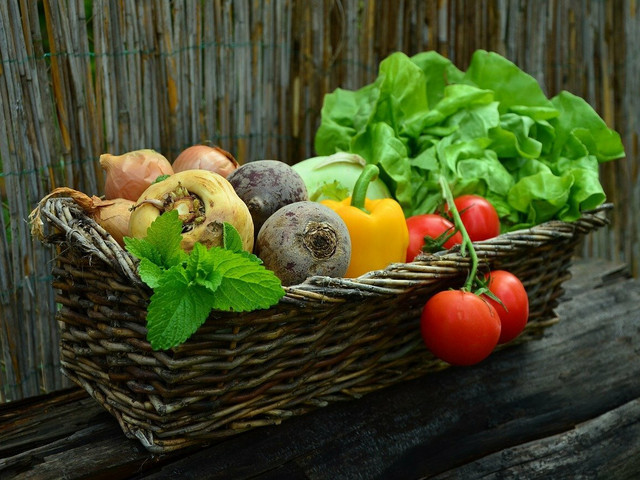 Je nach Saison kannst du das Gemüse für unser sättigendes Salatrezept variieren.