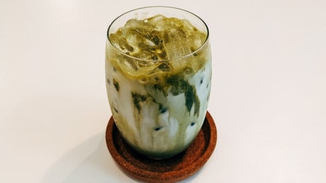 Iced Matcha Latte: So machst du das Trendgetränk selbst