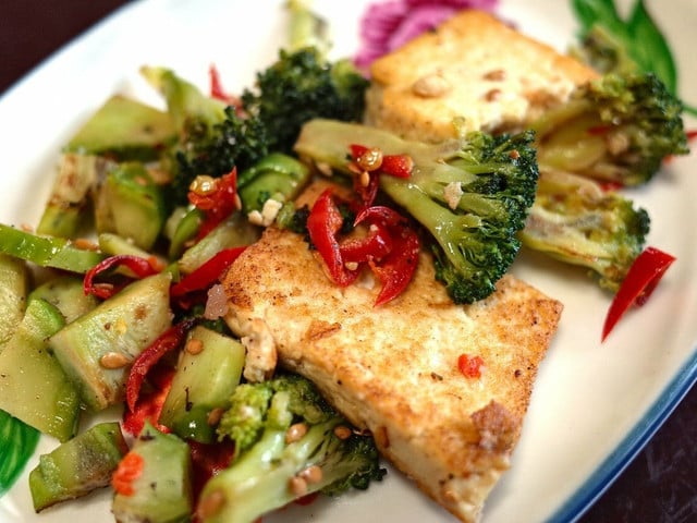 Panierter Tofu passt besonders gut zu asiatischen Gerichten.
