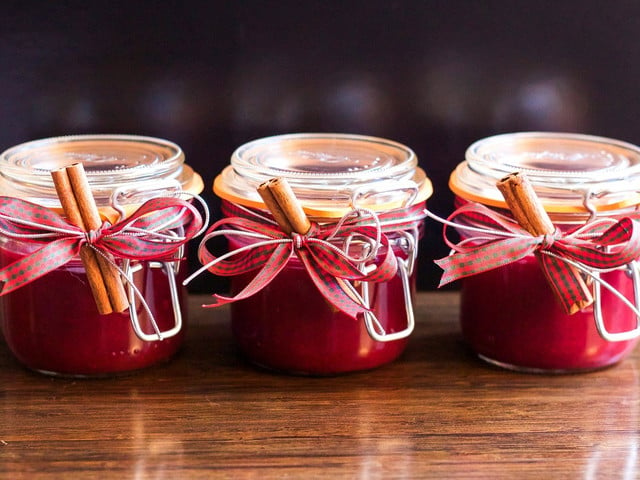 Selbstgemachte Erdbeer-Rhabarber-Marmelade bewahrst du am besten in Einmachgläsern auf.