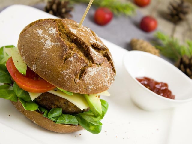 Ein veganer Burger vom Grill schmeckt besonders aromatisch.