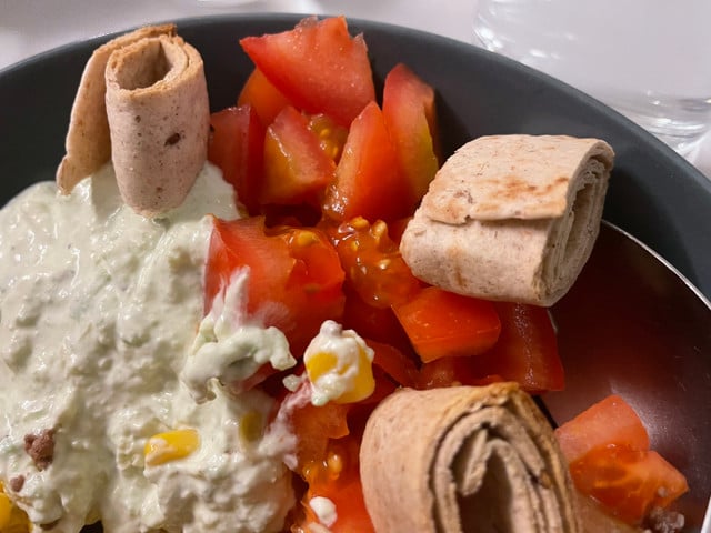 Mit frischen Tomaten schmeckt die Burrito-Bowl besonders lecker.