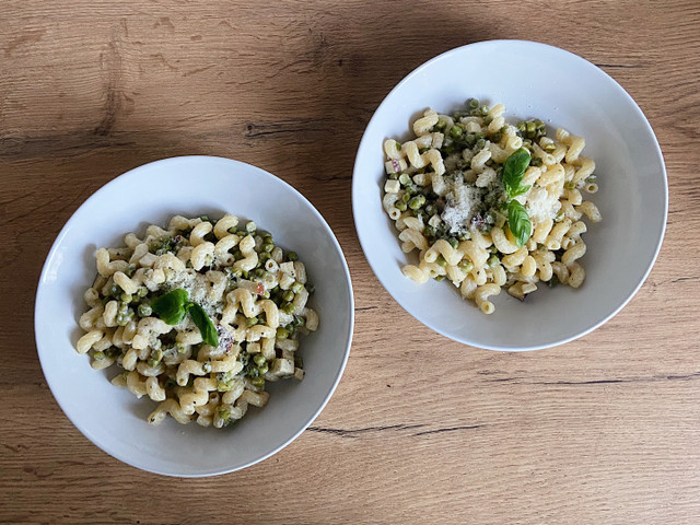 Pasta e Piselli kannst du ganz einfach vegan zubereiten.