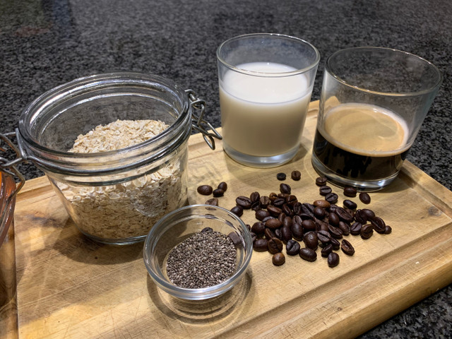 Cold Brew Overnight Oats kannst du mit wenigen Zutaten schnell vorbereiten.