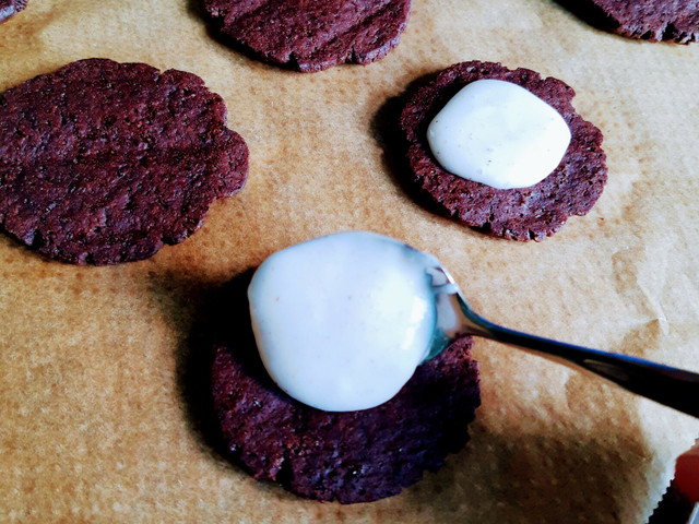 Zwischen die selbstgemachten Oreo-Kekse kommt eine vegane Frischkäsefüllung.