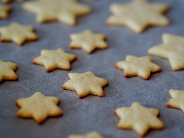 Mürbeteigplätzchen mit Walnüssen, Sultaninen oder Sesam: Probiere aus, welche Kreation dir am besten schmeckt.