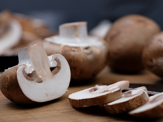 Handbrot kannst du mit Champignons und Käse befüllen.