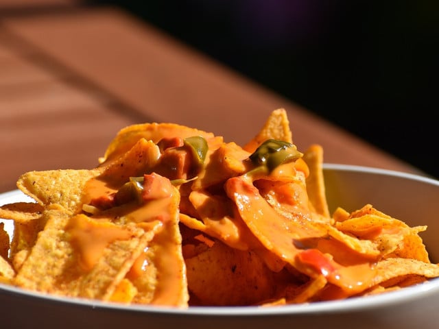 Veganer Schmelzkäse schmeckt auch gut als Dip zu Nachos.