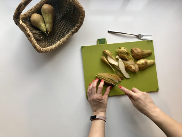 Einfache Birnentarte: Rezept für den Herbst Schneide die Birnen für die Birnentarte in dünne Scheiben.