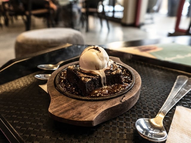 Warm und mit einer Kugel Vanilleeis ist Kladdkaka besonders lecker.