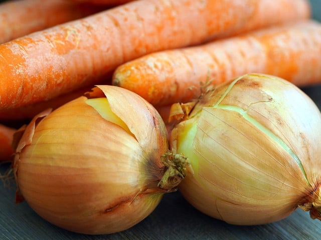 Vegane Kartoffelpfanne mit regionalem Gemüse Karotten, Lauch und Zwiebeln verfeinern die vegane Kartoffelpfanne.