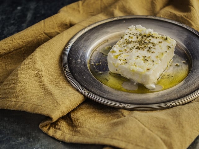 Feta findest du im Supermarkt inzwischen auch in der veganen Variante.