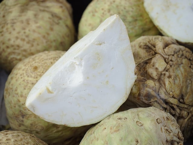 Mit unserem Rezept bereitest du ein cremiges und veganes Selleriepüree zu.