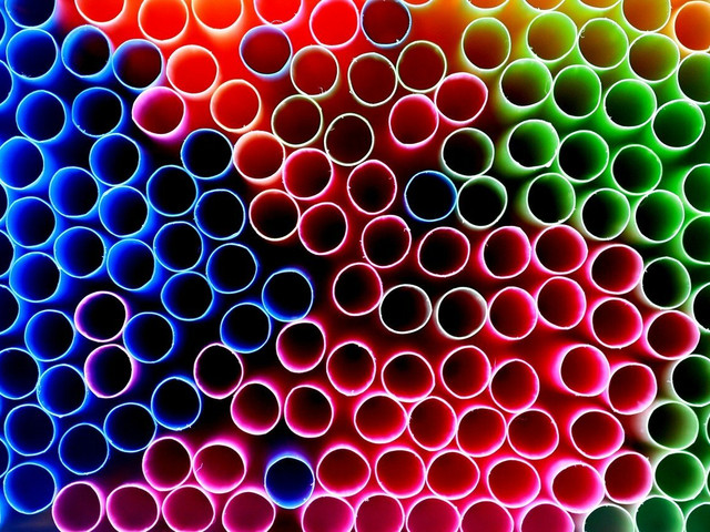 1. Plastikbecher und Strohhalm: Die Verpackung des Bubble Tea Bubble Tea wird in Plastikbechern verkauft, in denen Strohhalme stecken.