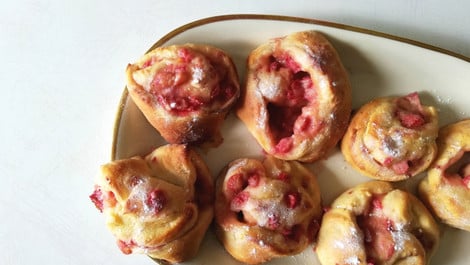 Hefeschnecken mit Erdbeeren und Vanillepudding: Ein einfaches Rezept