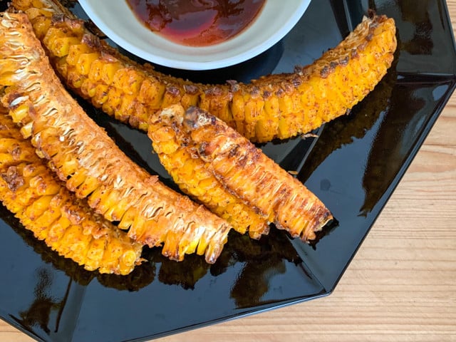 Corn Ribs kannst du auf dem Grill, im Ofen oder in der Fritteuse zubereiten.