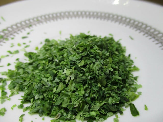 Du kannst die Marinade für den Karottenlachs mit Nori-Algen verfeinern.