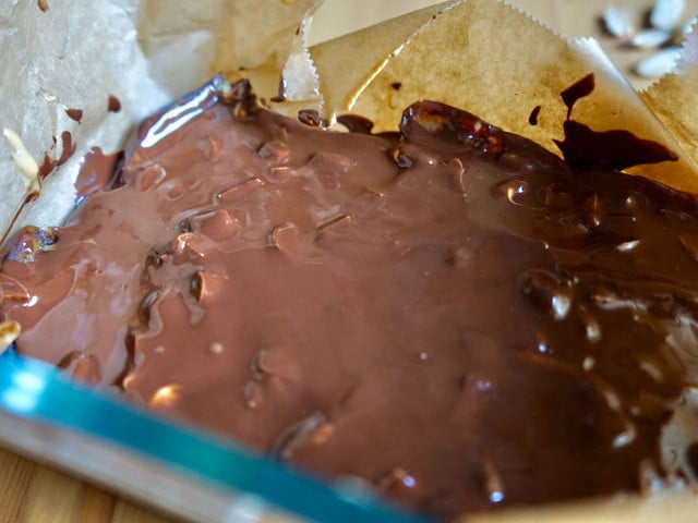 Zum Abschluss geschmolzene Schokolade verteilen.