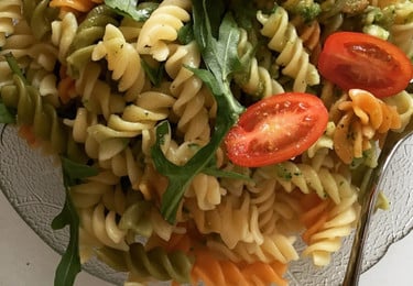 Mediterraner Nudelsalat