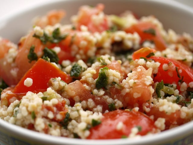 Tabouleh-Salat bekommt durch Minze und Petersilie sein charakteristisches Aroma.