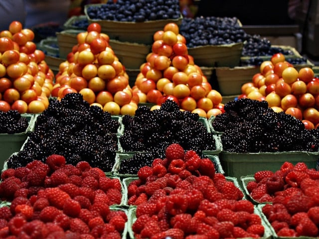 Regionales Obst für das selbstgemachte Fruchtpulver erhältst du beispielsweise auf einem Bauernmarkt.