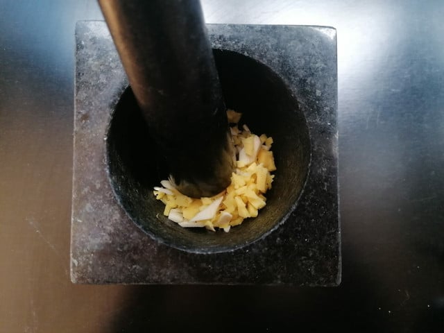 Ingwer und Knoblauch im Mörser zu Paste zerstoßen.