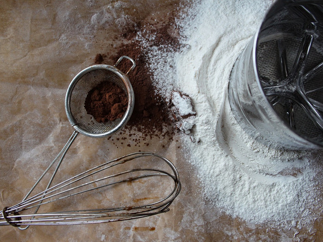 Osterplätzchen backen: Rezept für die Mürbeteig-Schäfchen Verwende am besten Fairtrade-Kakao für die Osterplätzchen aus Mürbeteig.