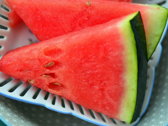 Aus der hellgrünen Wassermelonenschale lässt sich erfrischendes Wassermelonen-Kimchi machen.