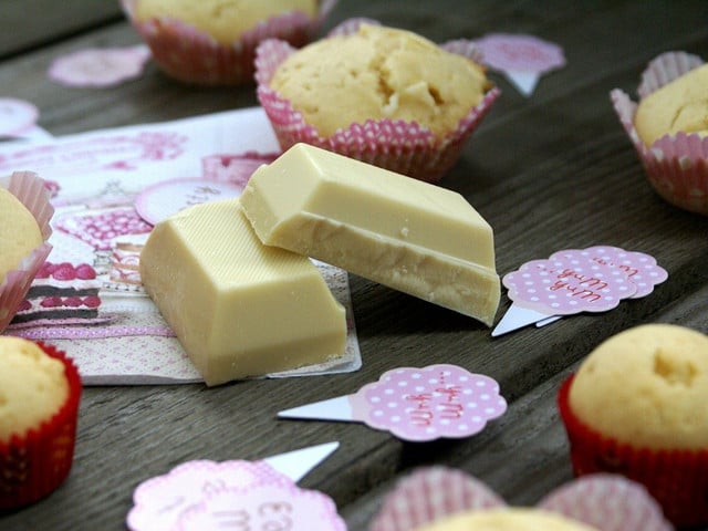 Rezept für Blondies: Saftiger Kuchen mit weißer Schokolade Blondies bestehen zu großen Teilen aus weißer Schokolade.