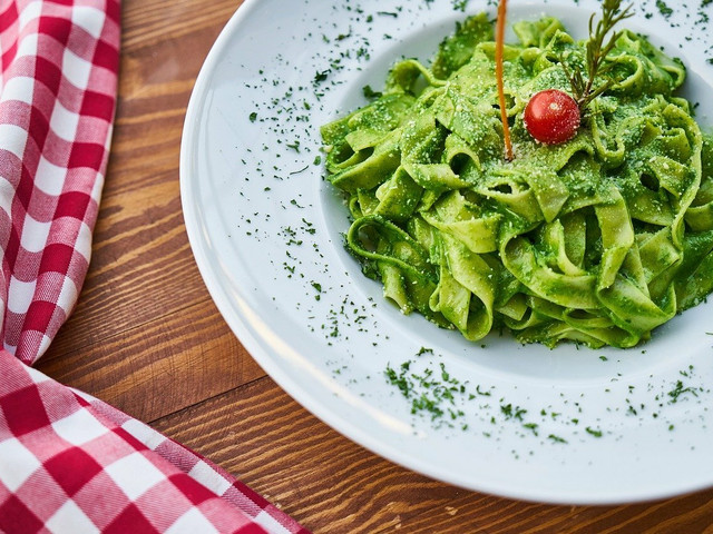 Rezept für Zucchinipesto: So geht’s Zucchini-Pesto ist eine schnelle Soße für Pastagerichte.