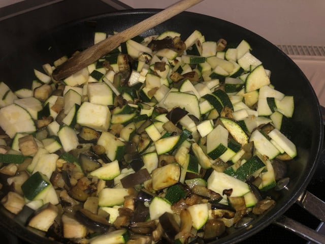 Je nachdem, welches Gemüse du verwendest, solltest du es vorher in der Pfanne anbraten.