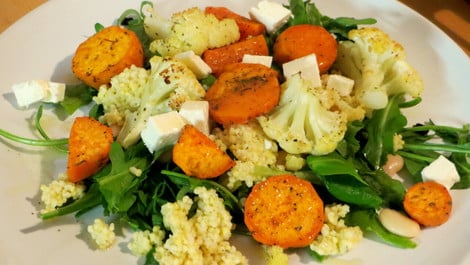 Süßkartoffelsalat: Rezept mit frischem Blumenkohl und Rucola