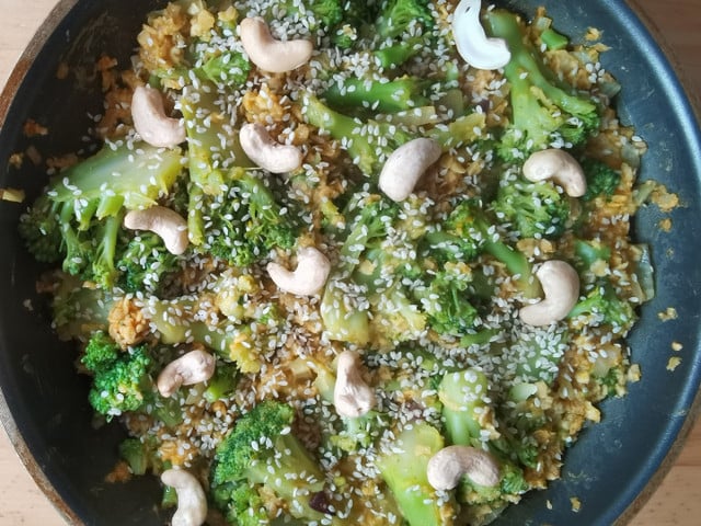 Haferflocken-Pfanne: Pikantes Rezept mit Brokkoli Die pikante Haferflocken-Pfanne kannst du beispielsweise mit Sesam, Cashewkernen oder regionalen Walnüssen toppen.