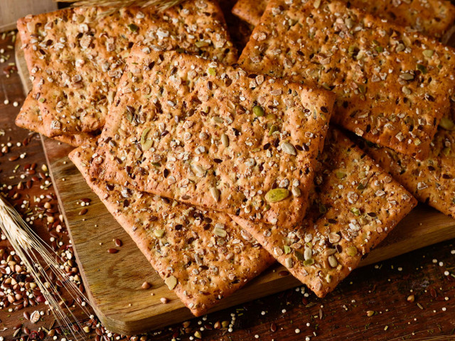 Für diese Saaten-Cracker kannst du Saaten deiner Wahl verwenden.
