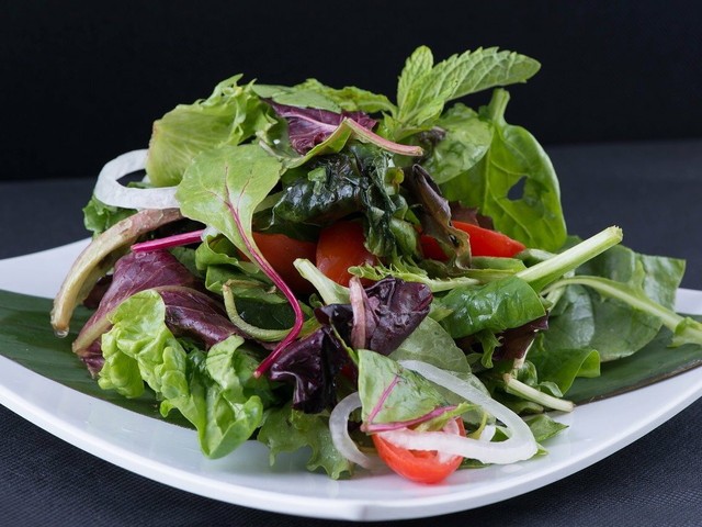 Ein grüner Salat verleiht deinem veganen Krautstrudel noch die perfekte frische Note.
