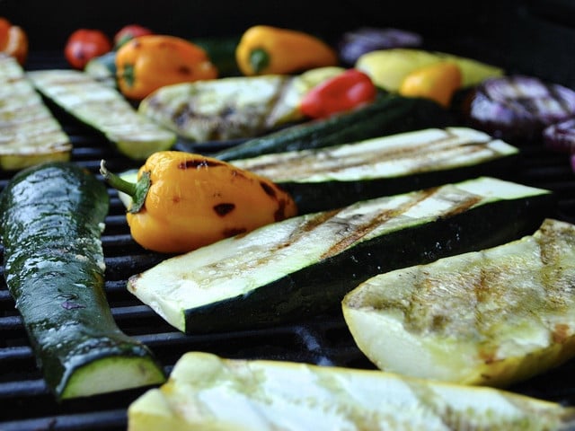 Zitronenpfeffer verwenden Zitronenpfeffer passt gut zu gegrilltem Gemüse