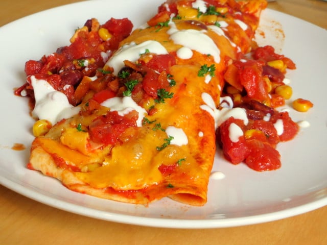 Vegane Enchiladas: Tipps für Toppings und Variationen Durch frischen Koriander, Limettensaft und veganen Joghurt bekommen die veganen Enchiladas eine frische Note.