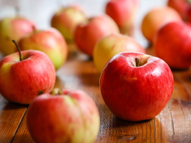 Unsichtbarer Apfelkuchen: Klassisches Grundrezept Für den unsichtbaren Apfelkuchen musst du Äpfel mit festem Fruchtfleisch sehr dünn schneiden oder hobeln.