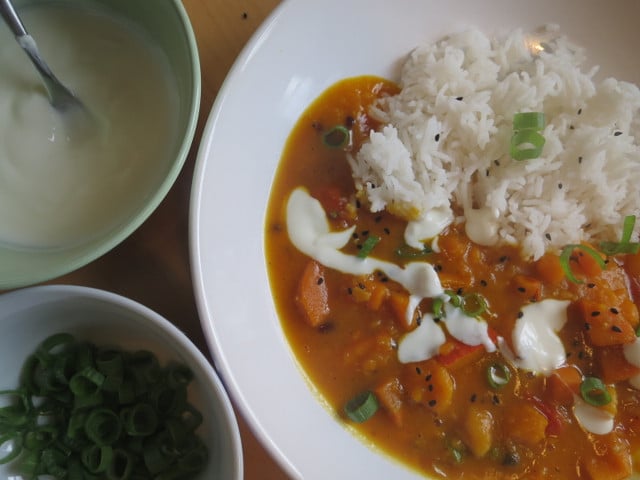 Naturjoghurt verleiht dem Kürbiscurry Frische.