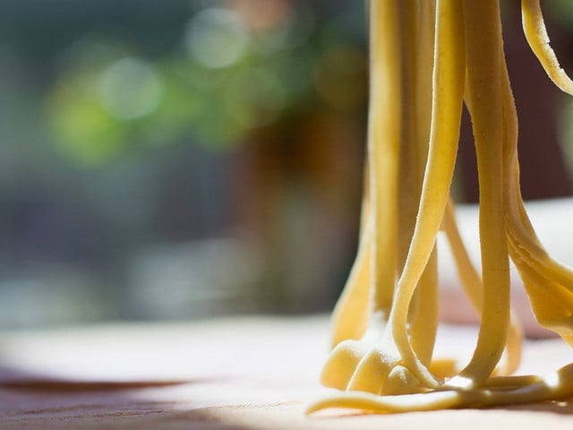 Sellerie-Nudeln kannst du mit Spagetti, Penne oder anderer Pasta deiner Wahl zubereiten. 