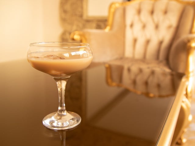 Kaffeelikör kannst du vielfältig verfeinern – zum Beispiel mit Kokossahne.