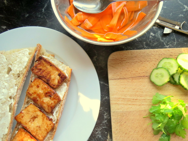 Tofu und Möhre für die veganen Bánh Mì kannst du bereits am Vortag einlegen.