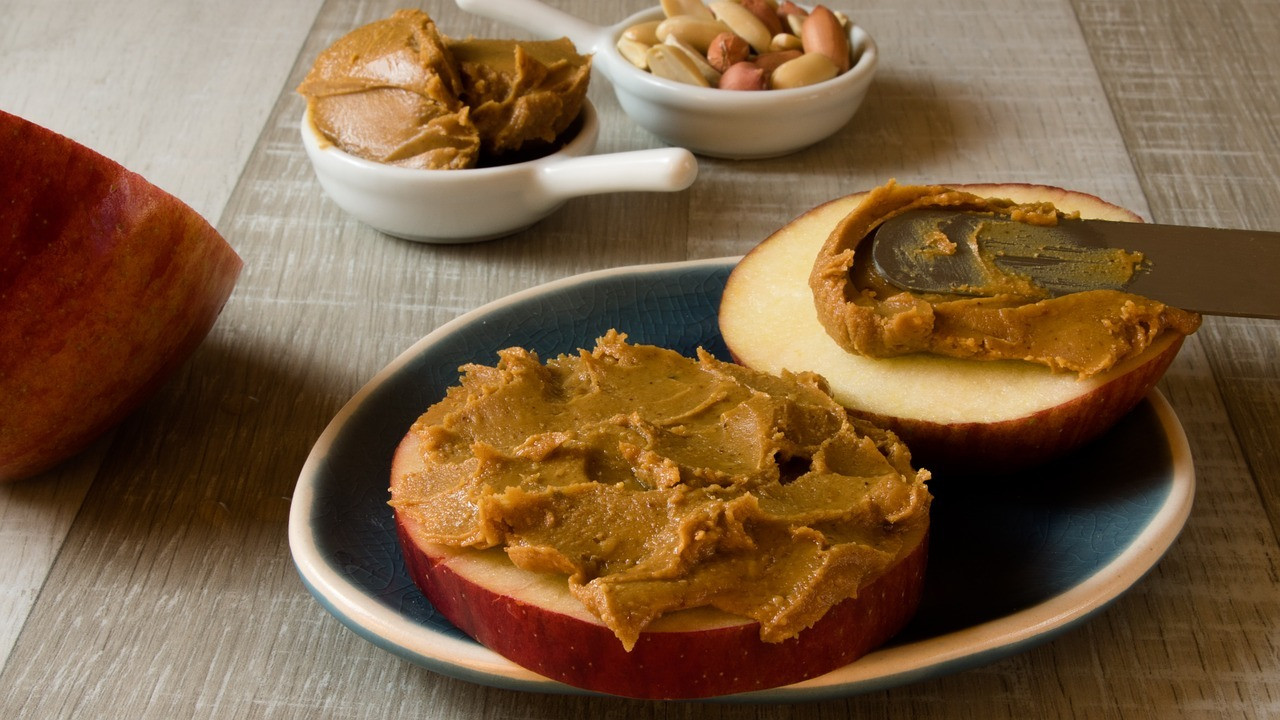 Apfel mit Erdnussbutter: Super schnelles Snackrezept | Utopias Rezeptwelt