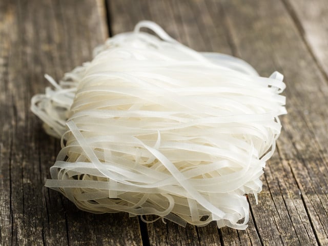 Die Hauptzutat für Glasnudelsuppe: Glasnudeln sind dünn und fast durchsichtig.
