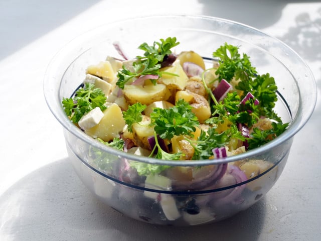 Der 7-Tassen-Salat ist ähnlich wie ein Kartoffelsalat.