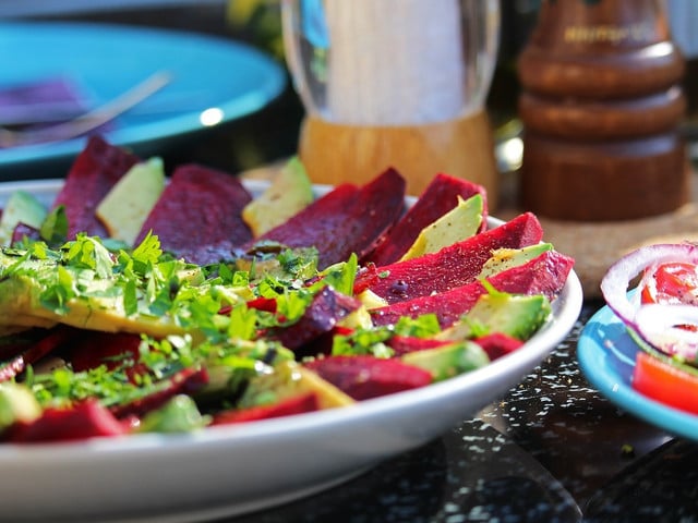 Im Ofen gegarte Rote Bete kannst du für diverse Rezepte, wie für Salate, weiterverwenden.
