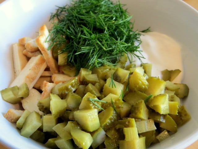 Räuchertofu, saure Gurken, Mayonnaise und frischer Dill bilden die Basis des veganen Fleischsalats.