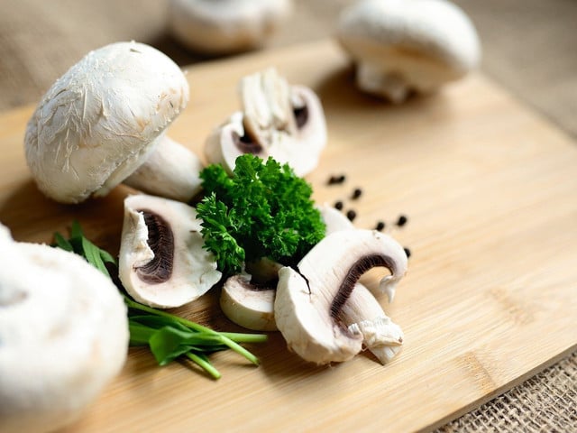 Pilzrahmsoße kannst du das ganze Jahr über mit heimischen Champignons zubereiten.